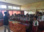 Mendengarkan Materi  ‘’Aku Muda, Aku Sehat, Aku Bisa’’ di SMPN 3 Nusa Penida