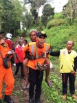 Sai Rescue mengevakuasi salah para jompo ke Posko Pengungsi