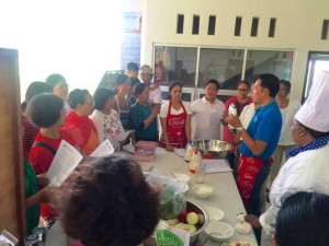 Ibu-Ibu Mahila serius mendengar dan mencatat cara membuat mie oleh Bpk Kt Sukiarta 