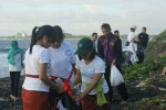 Para Youth Membersihkan Pantai dari Sampah Plastik
