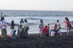Bersama-sama membersihkan Sampah di Pantai Padang Galak