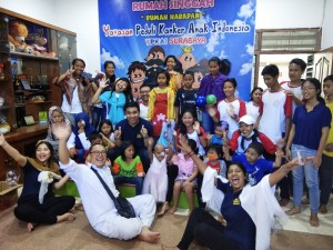 Bergembira dan menghibur di Yayasan Peduli Kangker Anak Indonesia Surabaya