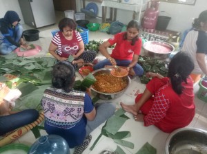 Ibu-Ibu Mahila memasak bersama untuk free takjil