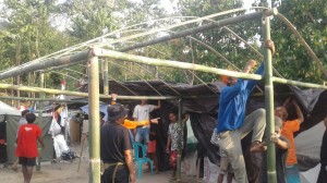 Pembangunan tenda pengungsian dan dapur umum untuk korban Gempa