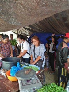 Di Dapur Umum, Para Mahila mempersipakan Makanan untk Korban
