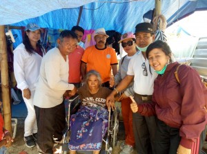 Pengobatan Gratis dan Penyauran Kursi Roda di Tenda Pengungsi